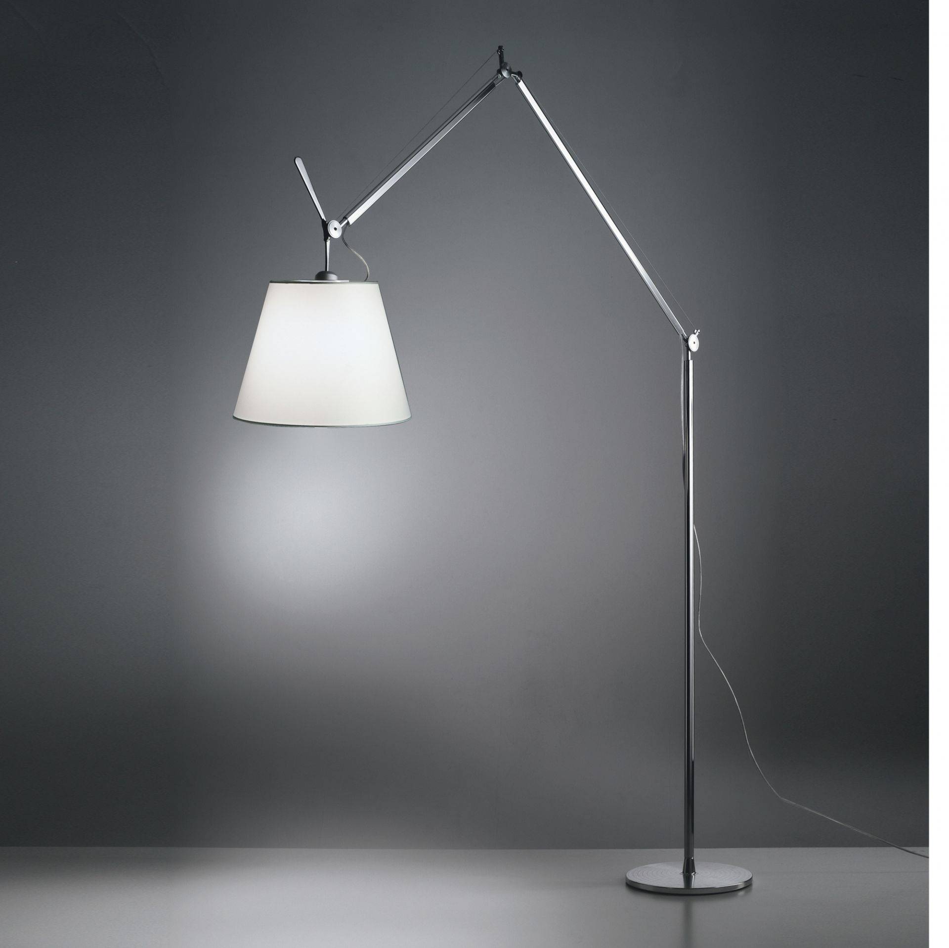 Artemide Tolomeo Mega Stehleuchte aus Aluminium mit weißem Lampenschirm für Wohnzimmer und Büro.